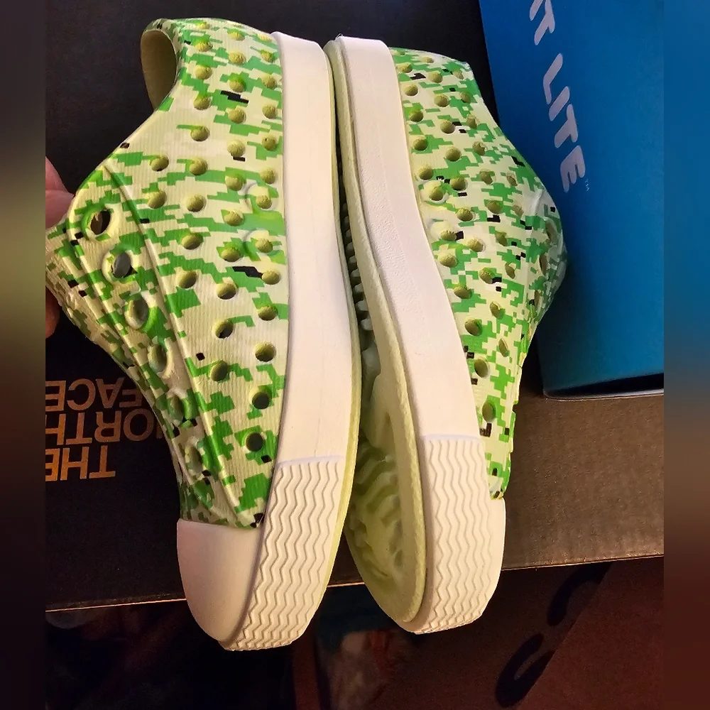 Native Jefferson Water Shoes Green White Green Digi Unisex Kid's Size 4 NEW